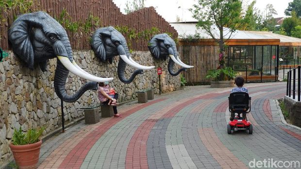 Asyiknya Ngabuburit di Lembang Park and Zoo