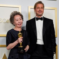 Netizen juga kagum dengan rambut bintang Oceans Eleven ini yang tampak sehat berkilau. Rambut pirangnya itu ditata cepol ke belakang dengan menyisakan bagian depan yang diselipkan di balik telinga. Foto: REUTERS/POOL