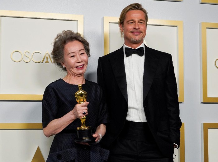 AWARDS-OSCARS/ Brad Pitt poses with Yuh-Jung Youn, winner of the award for Best Actress in a Supporting Role for Minari in the press room at the Oscars, in Los Angeles, California, U.S., April 25, 2021. Chris Pizzello/Pool via REUTERS
