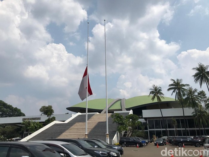 Bendera setengah tiang di DPR.