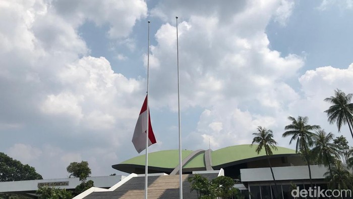 Bendera setengah tiang di DPR.
