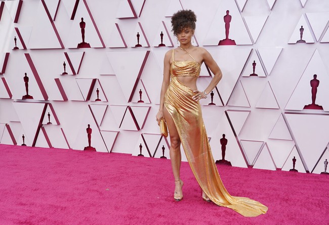 Gaun emas juga menjadi andalan penyanyi Andra Day yang masuk nominasi aktris terbaik Oscars 2021 berkat penampilannya sebagai penyanyi Billie Holiday. Sumber inspirasi untuk gaun seksi tersebut adalah lingerie. Billie sangat menyukai lingerie, kata Andra kepada People. (Foto: AP/Chris Pizzello)