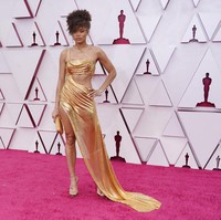 Gaun emas juga menjadi andalan penyanyi Andra Day yang masuk nominasi aktris terbaik Oscars 2021 berkat penampilannya sebagai penyanyi Billie Holiday. Sumber inspirasi untuk gaun seksi tersebut adalah lingerie. Billie sangat menyukai lingerie, kata Andra kepada People. (Foto: AP/Chris Pizzello)