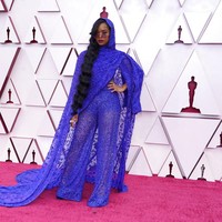 Jumpsuit biru transparan penuh brokat berhiaskan keredung menemani penampilan penyanyi HER yang mendapat nominasi Oscar untuk lagu terbaik. Dirancang oleh Peter Dundas, gaun tersebut terinspirasi oleh penampilan musisi legendaris favorit HER, mendiang Prince. (Foto: AP/Chris Pizzello)