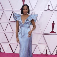 Aktris dan sutradara Regina King memilih gaun biru pastel Louis Vuitton dengan statement pada bahu yang membentuk seperti kipas. (Foto: AP/Chris Pizzello)