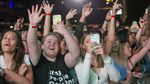 Bikin Iri! 50 Ribu Orang Asik Nonton Konser Tanpa Masker