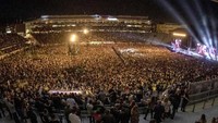 Konser Six60 disebut-sebut sebagai pertunjukan live terbesar di dunia sejak pandemi virus Corona melanda setelah Selandia Baru membasmi penyebaran virus, memungkinkan hidup kembali normal.  