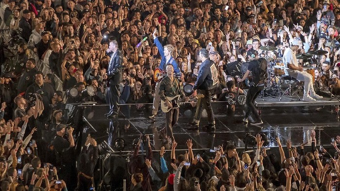 Bikin Iri! 50 Ribu Orang Asik Nonton Konser di Selandia Baru New Zealand band Six60 perform at Eden Park in Auckland, New Zealand, Saturday, April 24, 2021. Six60 is being billed as the biggest live act in the world since the coronavirus pandemic struck after New Zealand stamped out the spread of the virus, allowing life to return to normal. On Saturday, the band played a remarkable finale to their latest tour, performing in front of 50,000 people at the first-ever concert at Auckland's Eden Park.(AP Photo/David Rowland)