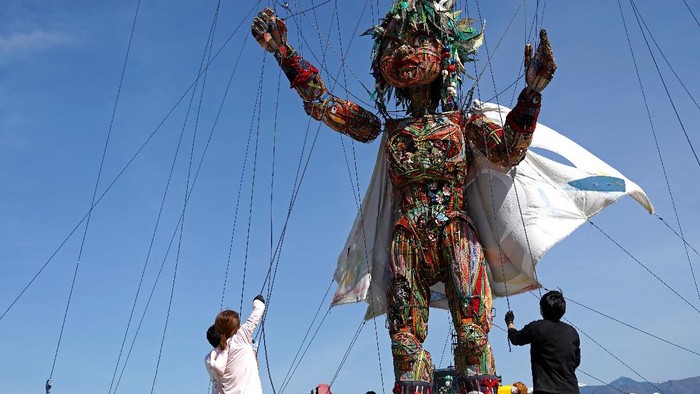 Boneka Raksasa Sang Penyemangat Olimpiade Jepang Handlers control the giant puppet MOCCO during a special training session in Takamori, Nagano prefecture, Friday, April 23, 2021. Tokyo 2020 organizers created about 10 meter-tall puppet to symbolize the spirit of the people from the regions affected by the 2011 earthquake and tsunami. The puppet will travel from Tohoku to Tokyo in May to be in place for the games scheduled to open in July. (AP Photo/Koji Ueda)
