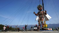 Penyelenggara Olimpiade Tokyo  menciptakan boneka setinggi sekitar 10 meter untuk melambangkan semangat masyarakat dari daerah yang terkena gempa dan gempa 2011 lalu.  