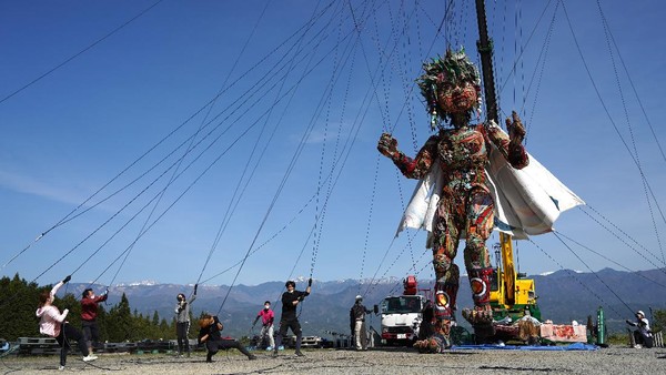 Penyelenggara Olimpiade Tokyo menciptakan boneka setinggi sekitar 10 meter untuk melambangkan semangat masyarakat dari daerah yang terkena gempa dan gempa 2011 lalu. Penyelenggara Olimpiade Tokyo menciptakan boneka setinggi sekitar 10 meter untuk melambangkan semangat masyarakat dari daerah yang terkena gempa dan gempa 2011 lalu.