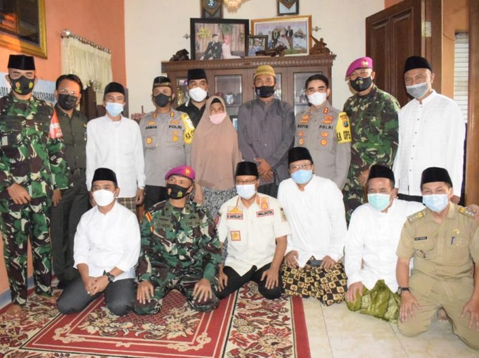 Bupati Irsyad bersilaturahim ke rumah duka korban nanggala-402 bersama Wakil Bupati A Mujib Imron, Wali Kota Pasuruan Saifullah Yusuf dan Wakil Wali Kota Adi Wibowo