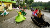 Sambil menunggu waktu berbuka puasa ngabuburit dengan berlatih tarian Sufi.