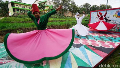 Cara Santri di Boyolali Ngabuburit Sambil Menari Sufi