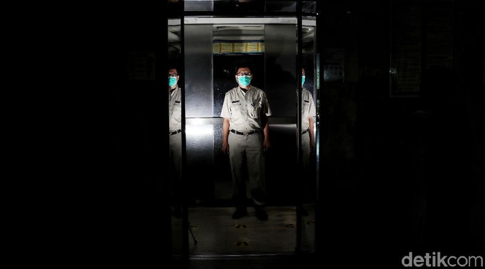 Pemprov DKI Jakarta mengungkap adanya kenaikan jumlah kasus virus Corona (COVID-19) di klaster kantor. Untuk itu, prokes harus dikedepankan dengan sangat ketat.