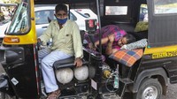 Lonjakan kasus Corona, yang sebagian diduga dipicu oleh varian baru Corona dan digelarnya kampanye politik serta festival keagamaan yang memicu kerumunan orang, telah membuat rumah-rumah sakit di India kewalahan. BBC World