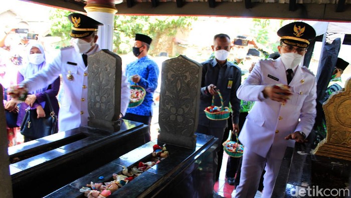 Dadang dan Sahrul berziarah ke makam bupati terdahulu usai dilantik