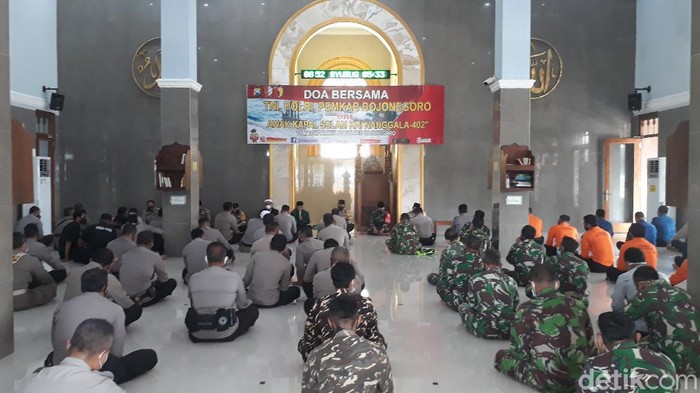 Ratusan orang menggelar salat gaib dan doa bersama di Masjid Al Iklhas Mapolres Bojonegoro. Mereka dari Kodim 0813, polisi, Banser dan para PNS di Bojonegoro.