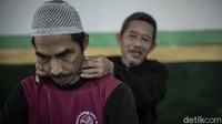 H. Ropiuddin Sukarta atau Hendra yang menimba ilmu di Majelis Zikir Darul Iman, Tasikmalaya akhirnya mengamalkan ilmu yang didapatkannya untuk menyembuhkan pasien odgj.