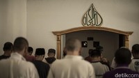 Metode yang dilakukan disini mulai dari zikir, shalat, mengaji hingga refleksi. Kebanyakan pasien mengalami gangguan jiwa akibat narkoba hingga gagal dalam pemilihan umum. Biasanya dalam waktu 2 hingga 5 bulan pasien bisa dinyatakan sembuh dan diperbolehkan pulang. Meski setelah divonis sembuh banyak keluarga yang enggan menjemputnya pulang hingga mengabdi di yayasan.