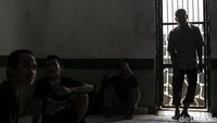 Ada juga keluarga yang sengaja membuang pasien dan tidak mau menjenguknya lagi. Kini Yayasan Bina Tauhid Darul Miftahudin memiliki pasien sebanyak 147 dengan kamar yang terbatas membuat pasien harus rela berbagi ruang.