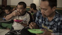 Dalam satu kamar terdapat 30 orang yang seharusnya hanya 10 sampai 15 orang, bahkan mushala pun terpaksa dijadikan kamar. asien yang datang pun beragam, yayasan ini juga pernah menampung pasien dari Papua dan kini telah sembuh.