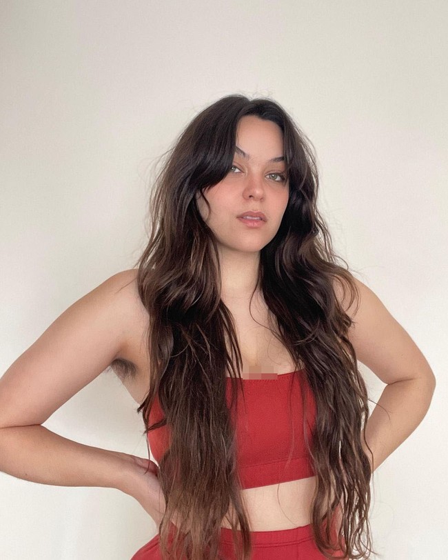  Banyak orang, terutama pria fetish yang tertarik dengan penampilan uniknya itu. Sejak mulai mengunggah foto dengan bulu ketiak, Fenella pun mendapatkan keuntungan dari itu. Foto: Instagram