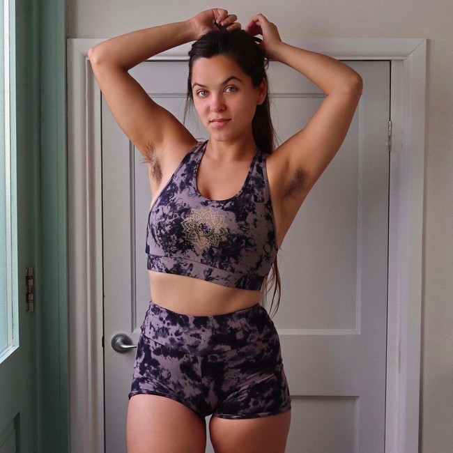 Ini Fenella Fox, wanita yang tak malu mengunggah foto dirinya yang sengaja pamer bulu ketiak. Justru, dengan bulu ketiaknya itu membuat Fenella jadi populer dan kaya.  Foto: dok. Instagram