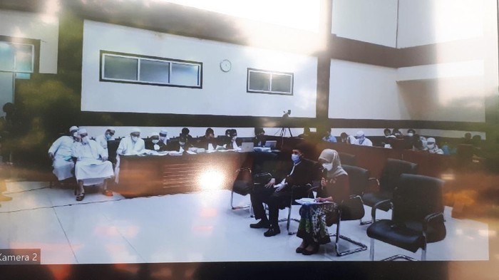 Foto suasana sidang Habib Rizieq yang disiarkan dari layar monitor PN Jaktim