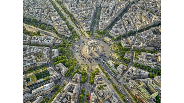 Jeffrey Milstein dan tim melakukan proses pengajuan selama tiga bulan. Mereka berpendapat bahwa proyek tersebut akan menjadi kepentingan publik. Ini foto Arc de Triomphe dari atas. Jeffrey Milstein dan tim melakukan proses pengajuan selama tiga bulan. Mereka berpendapat bahwa proyek tersebut akan menjadi kepentingan publik. Ini foto Arc de Triomphe dari atas.