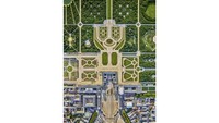 Ini Gardens at Versailles. Yang sangat unik tentang Paris adalah ketinggian dan estetika bangunannya yang seragam. Milstein diberi dua kali penerbangan melintasi kota.