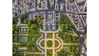 Selain mendapat dua penerbangan di atas pusat bersejarah Kota Paris, Milstein juga terbang di atas kawasan bisnis La Défense, Bandara Charles de Gaulle dan Versailles. Istana Louis XIV yang luas pun diraihnya.