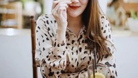 Momen kuliner Nella Kharisma juga banyak terlihat. Salah satunya saat Nella sedang menikmati minuman lemon yang segar. Foto: Instagram @nellakharisma