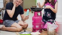 Momen lucu Nella bersama Dory Harsa juga sempat dibagikan. Keduanya tampak menampilkan adegan sedang memasak. Foto: Instagram @nellakharisma