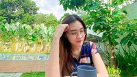 Nella juga sering mengunjungi kafe untuk menikmati makanan dan minuman. Seperti posenya satu ini. Foto: Instagram @nellakharisma