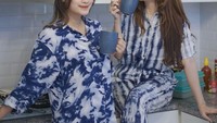 Bersama temannya, Nella Kharisma tampak cantik saat berpose di dapur sambil menikmati segelas minuman. Foto: Instagram @nellakharisma