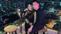 Saat masih pacaran, Nella dan Dory tampak mesra di sebuah restoran dengan area rooftop yang pemandangannya indah. Foto: Instagram @nellakharisma