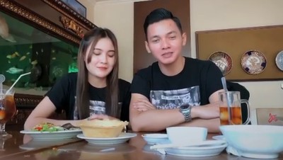 Momen Bahagia Nella Kharisma dan Dory Harsa Saat Kulineran