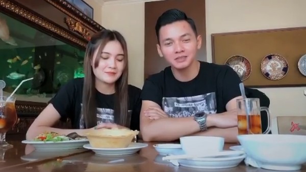 Momen Bahagia Nella Kharisma dan Dory Harsa Saat Kulineran