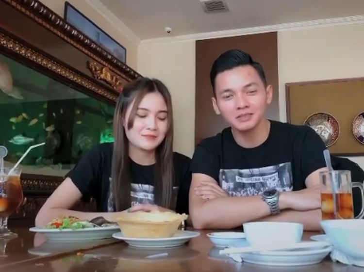 Momen Bahagia Nella Kharisma dan Dory Harsa Saat Kulineran