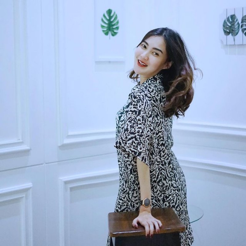 Momen Bahagia Nella Kharisma dan Dory Harsa Saat Kulineran