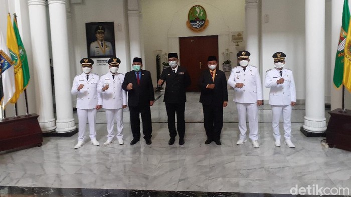 Gubernur Jabar Ridwan Kamil lantik Bupati Bandung dan Bupati Tasikmalaya.