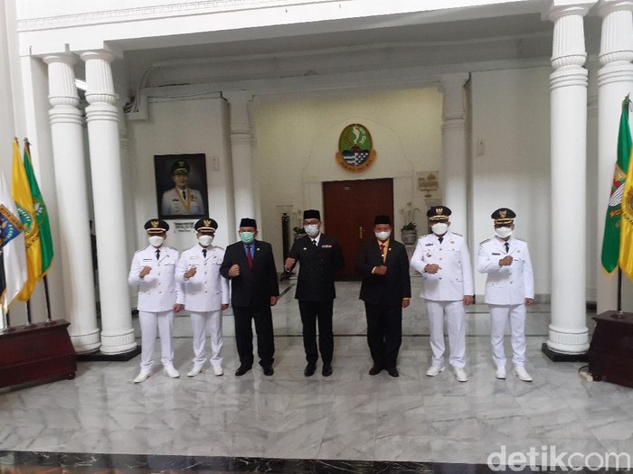 Gubernur Jabar Ridwan Kamil lantik Bupati Bandung dan Bupati Tasikmalaya.