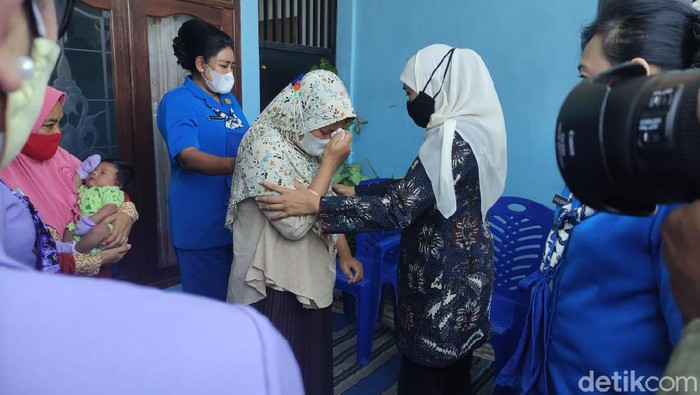 Gubernur Jawa Timur Khofifah Indar Parawansa mengunjungi tiga keluarga prajurit awak kapal selam Nanggala 402 di Sidoarjo. Selain menyampaikan duka cita mendalam, Khofifah juga memberi motifasi kepada mereka, Senin (26/4/2021) siang.
