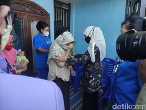 Khofifah Beri Motivasi Keluarga Kru KRI Nanggala-402 di Sidoarjo