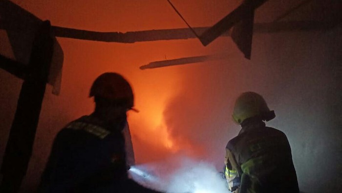 Gudang rongsokan di Cimahi terbakar akibat percikan mercon