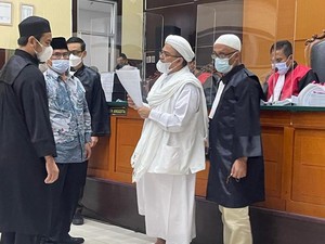 Hakim Periksa Habib Rizieq sebagai Terdakwa Kasus Swab Palsu 27 Mei