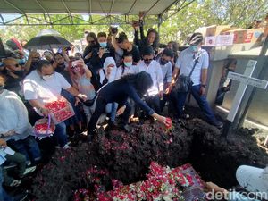 Jenazah Hubert Henry Boomerang Dimakamkan
