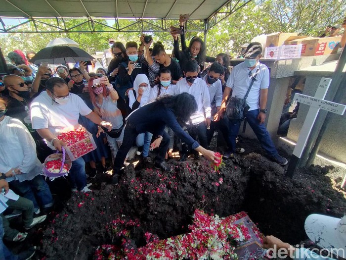 Bassist Boomerang, Hubert Henry Limahelu meninggal dunia pada Sabtu (24/4). Kini, jenazahnya dimakamkan di Pemakaman Umum Kembang Kuning, Surabaya.
