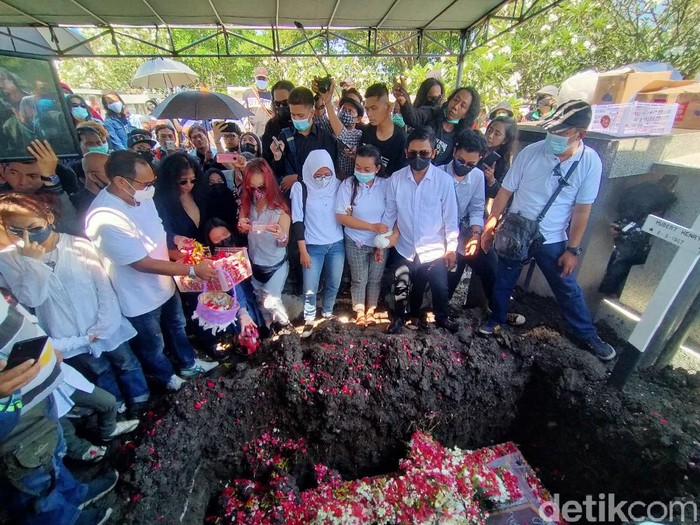 Bassist Boomerang, Hubert Henry Limahelu meninggal dunia pada Sabtu (24/4). Kini, jenazahnya dimakamkan di Pemakaman Umum Kembang Kuning, Surabaya.